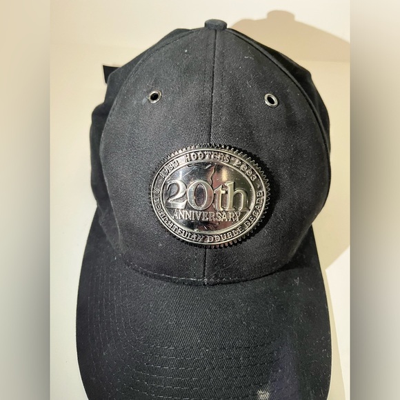 Hooters 1983-2003 20th Anniversary Metal Emblem Black Baseball Cap Strapback Hat - Picture 4 of 5
